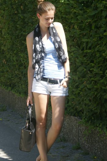 schwarz, blau & weiße Shorts