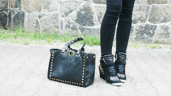 Oasap bag with studs