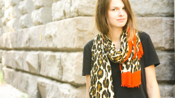 Scarf with Leo print