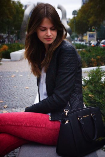 leuchtend rote Jeans