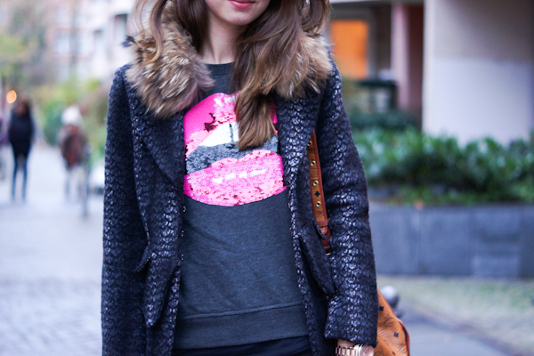 Sweater with sparkling lips