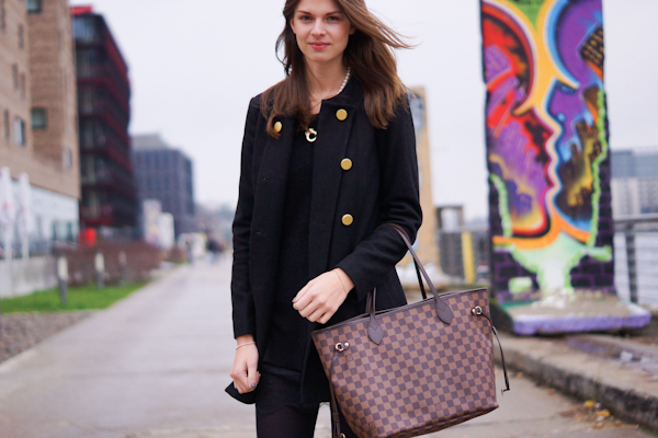 celebrities wearing wearing louis vuitton neverfull mm