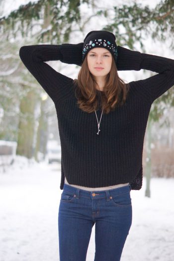 Mit Steinen besetzte Mütze