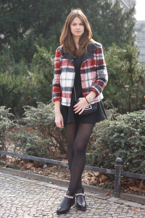 almost total black outfit