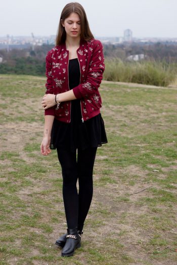 In Kleid und Bomberjacke auf dem Teufelsberg