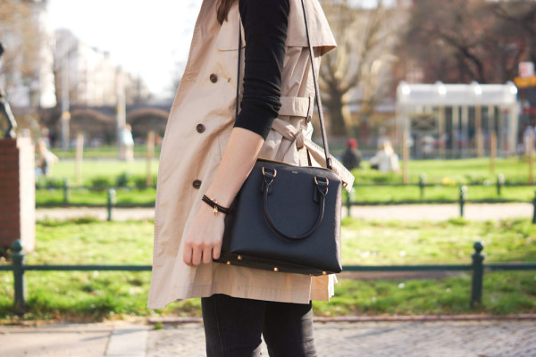 schwarze Ledertasche mit goldenem Reißverschluss