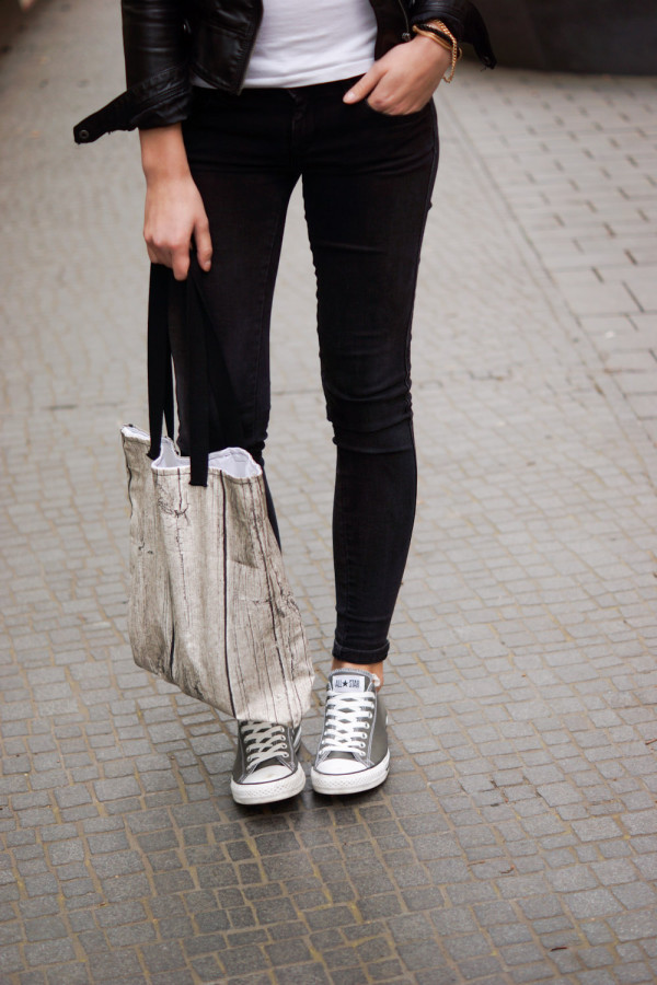 schwarze Jeans, weißes Shirt und Lederjacke