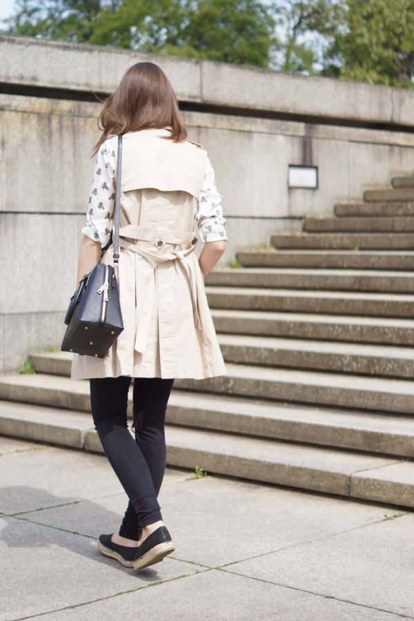 How to wear a sleeveless trench