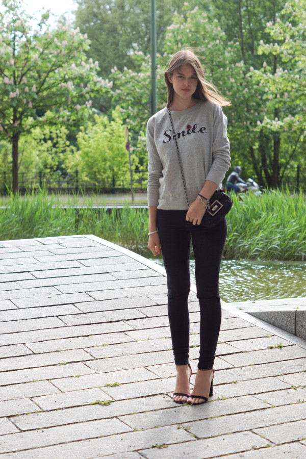 schwarze jeans und grauer Pullover