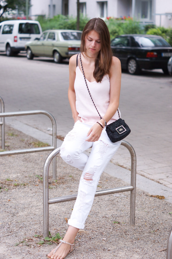 white boyfriend jeans