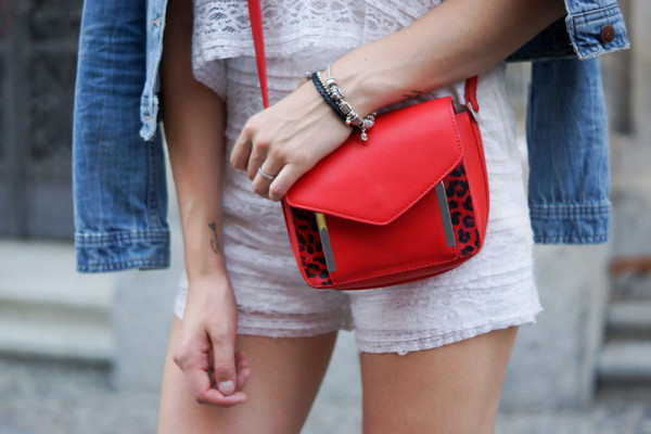 rote cross-body Tasche