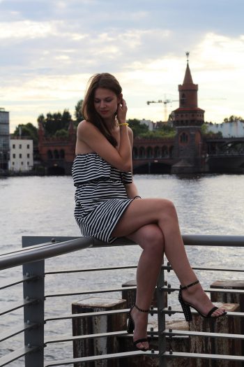 gestreiftes, trägerloses Kleid für einen vollgepackten Tag