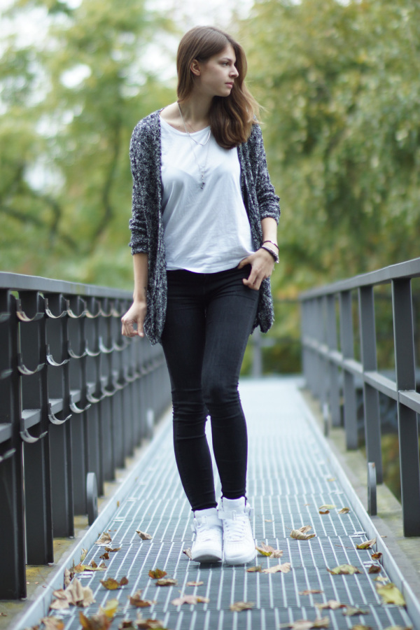 black jeans with white air force 1