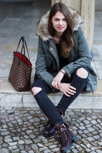 Parka mit rotem Reißverschluss