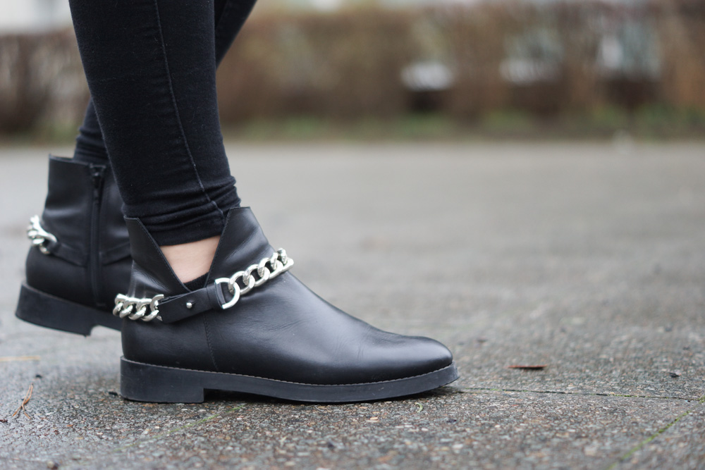 Zara Boots mit Kette