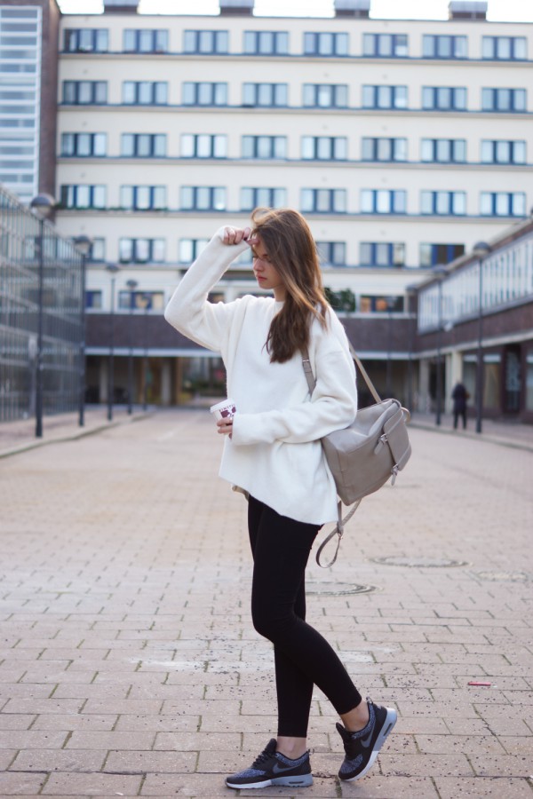 oversized top and skinny jeans