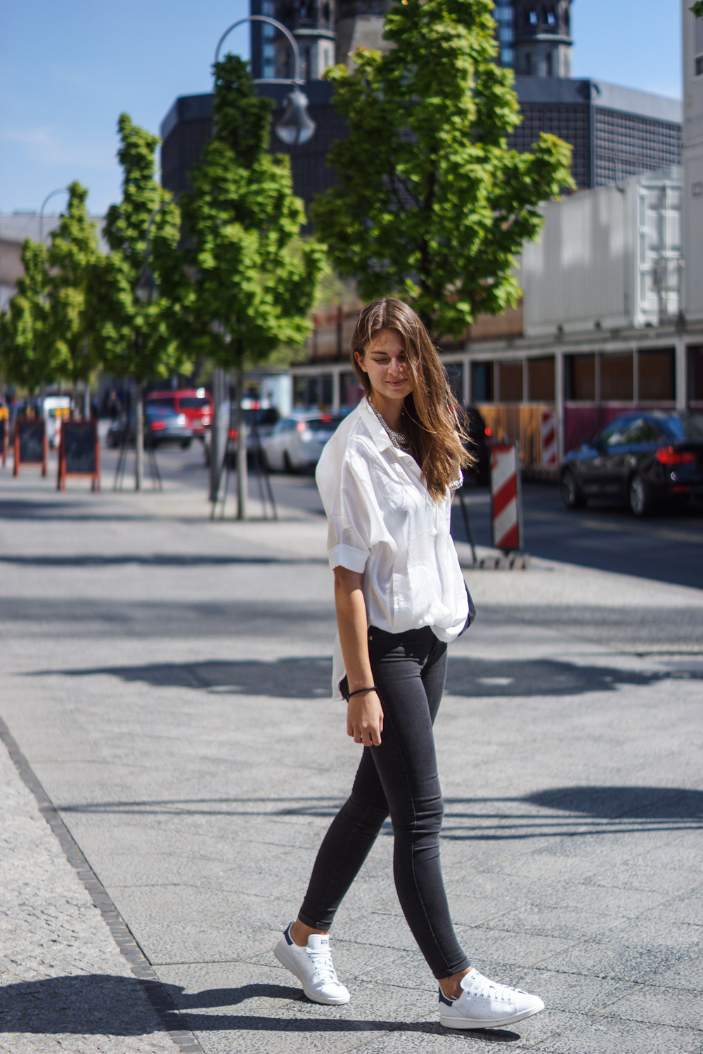 Skinny Jeans und oversized Shirt