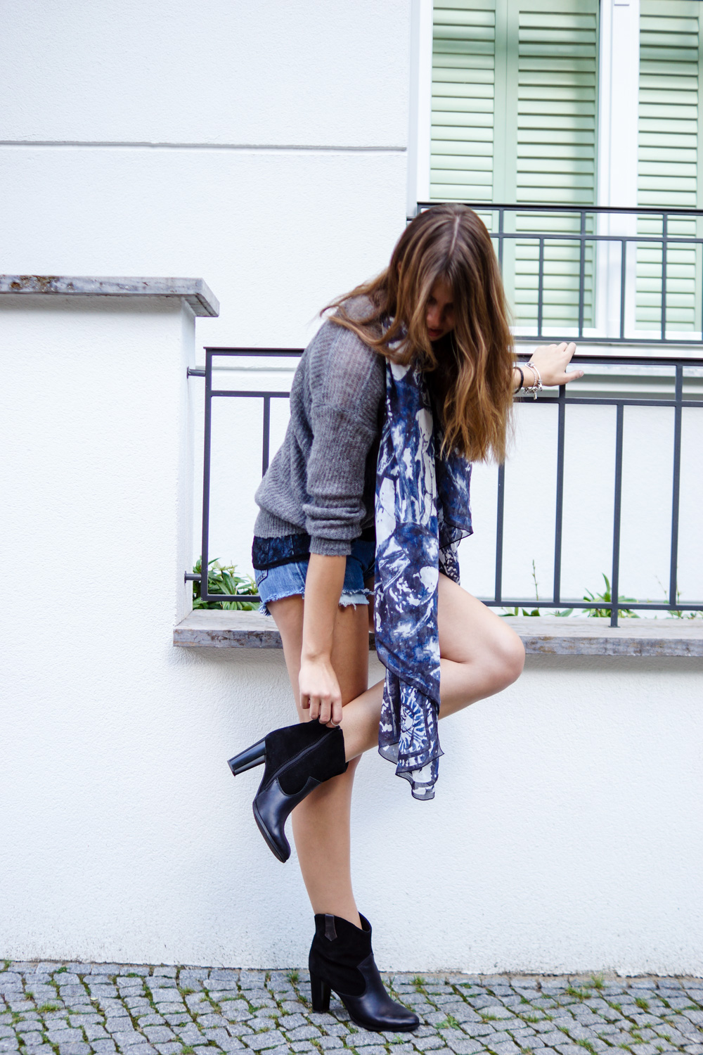 Shorts and black Boots