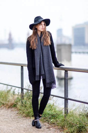 Komplett schwarz an einem regnerischen Tag