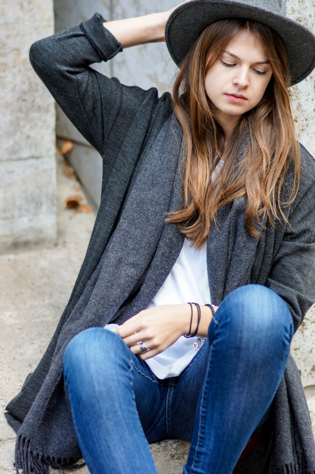 How to wear a grey hat