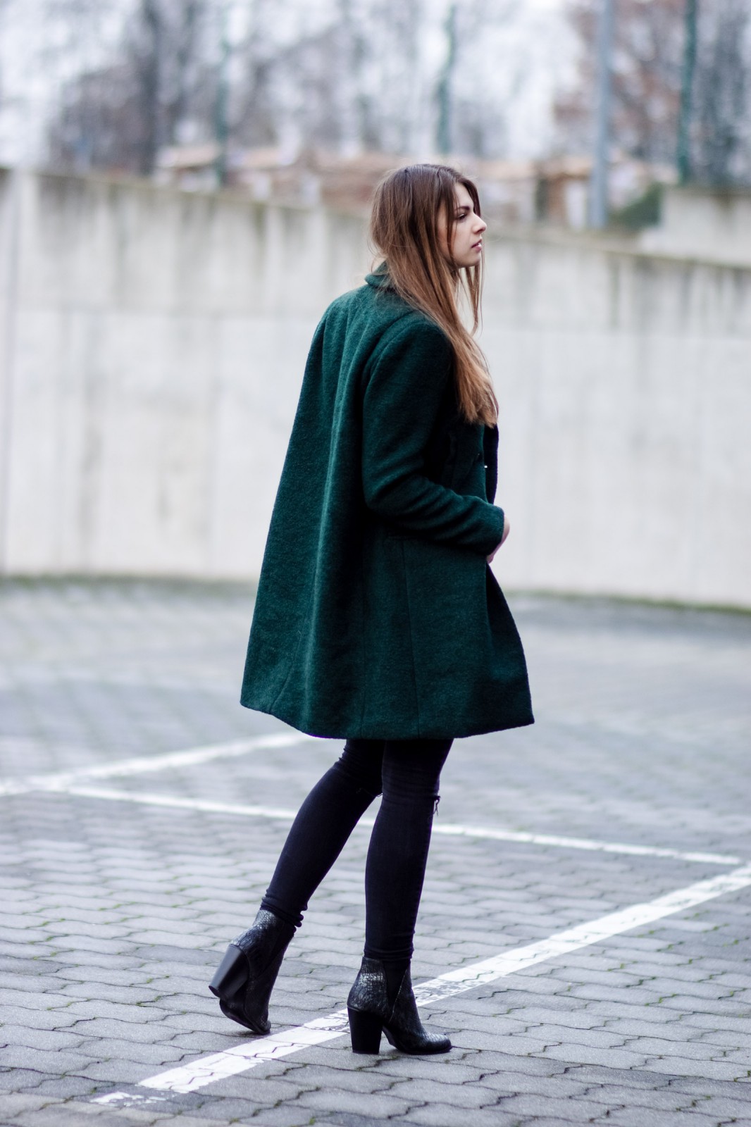 How to wear a green coat