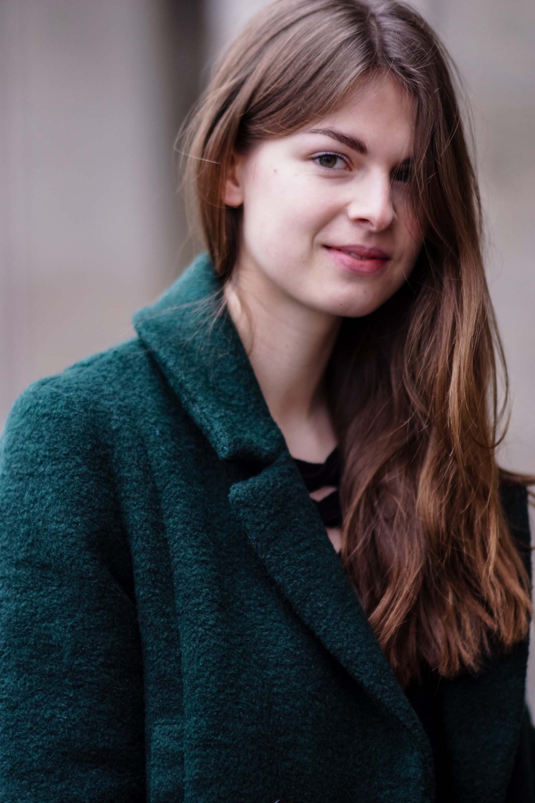 How to wear a green coat