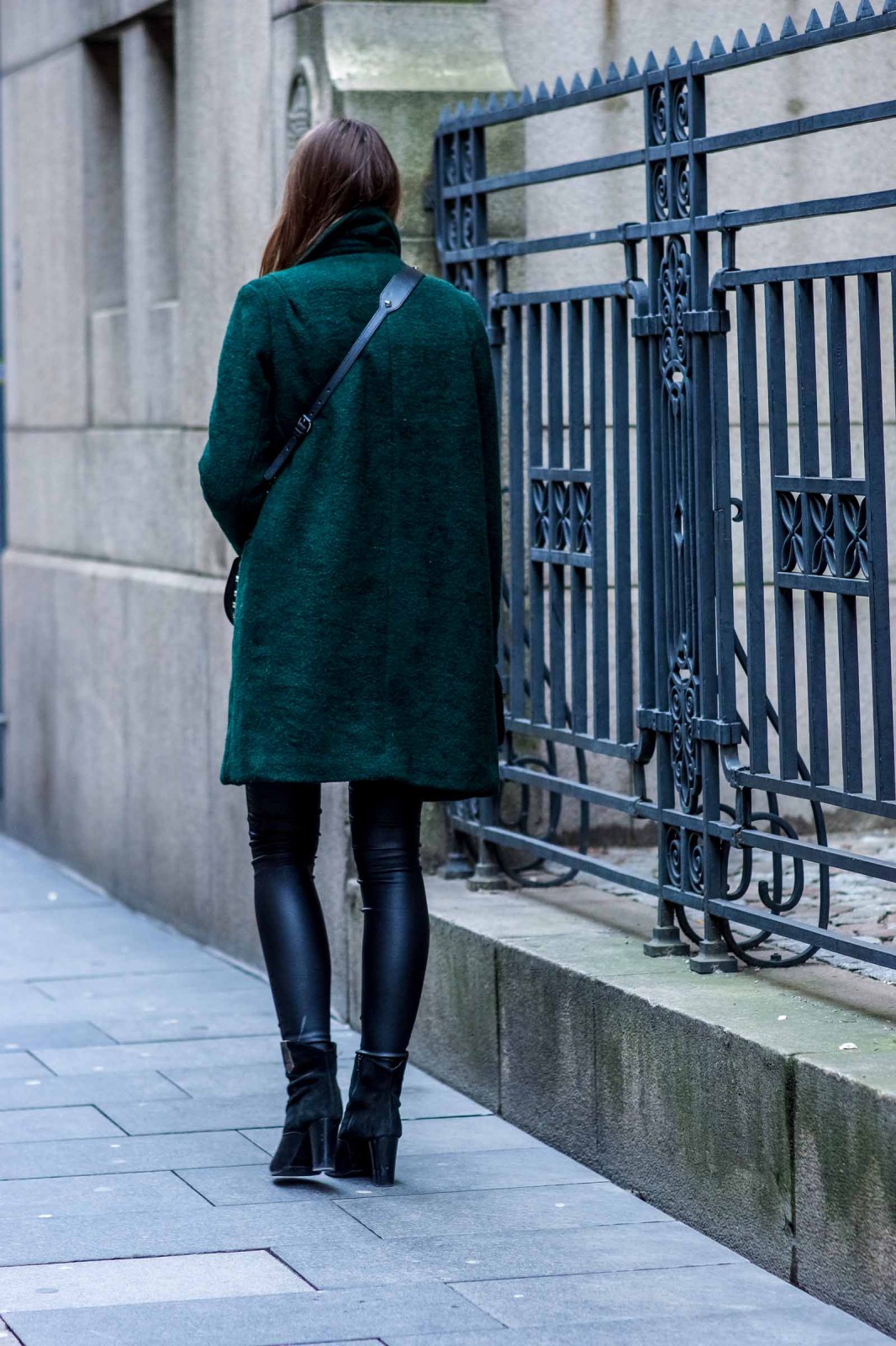 How to wear a green coat