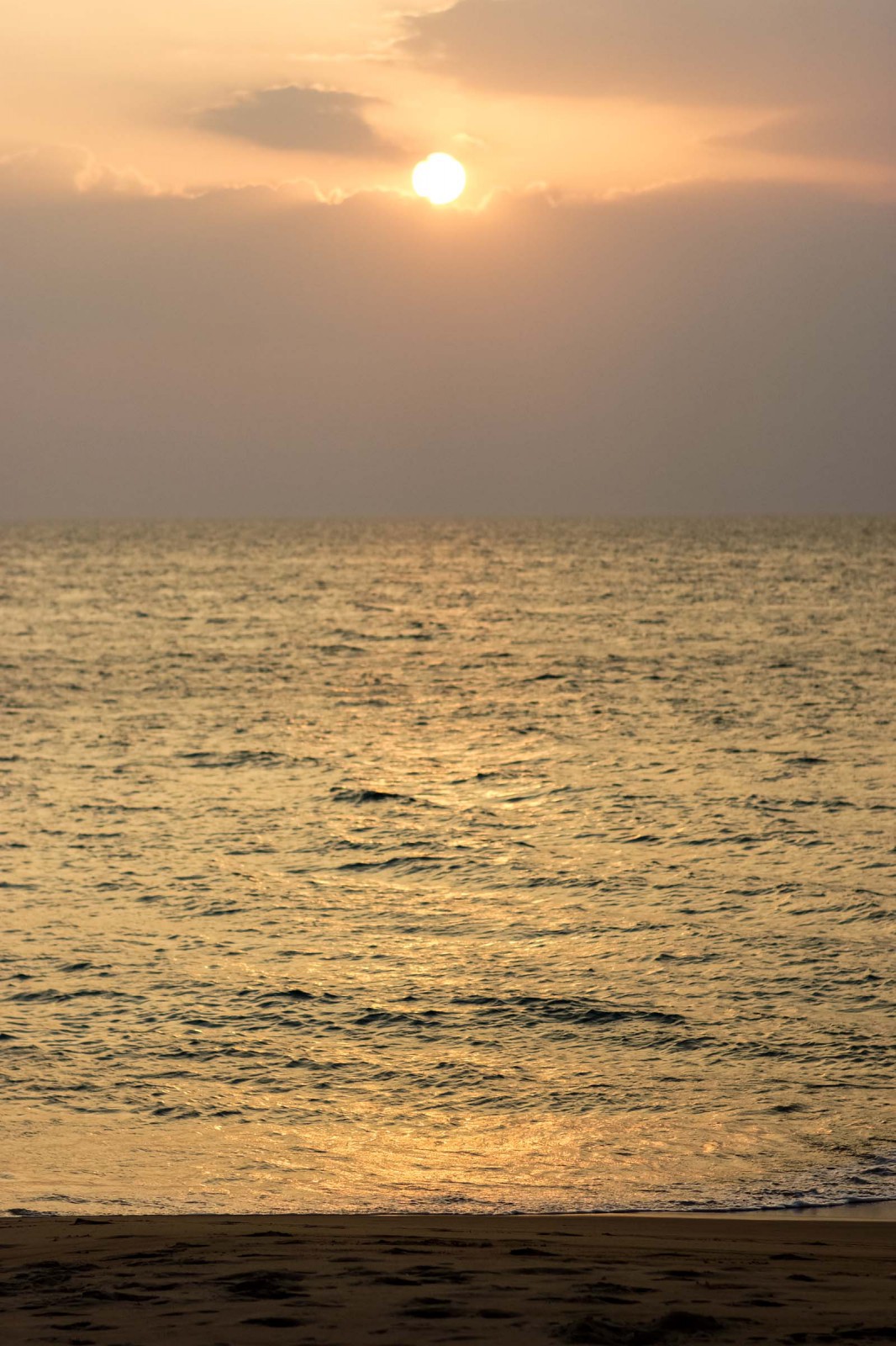 Sonnenuntergang am Strand in Thailand