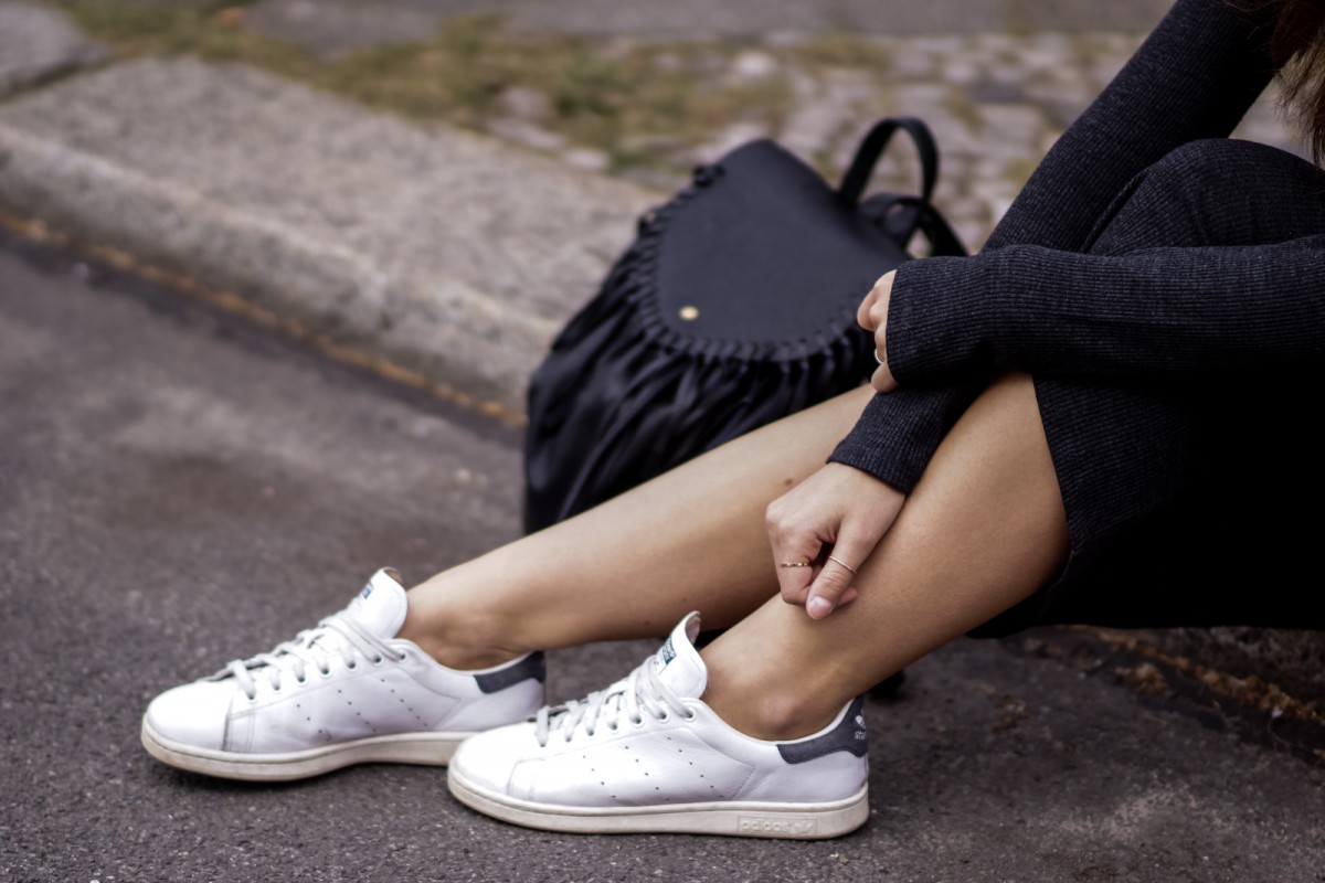 How to wear white sneakers