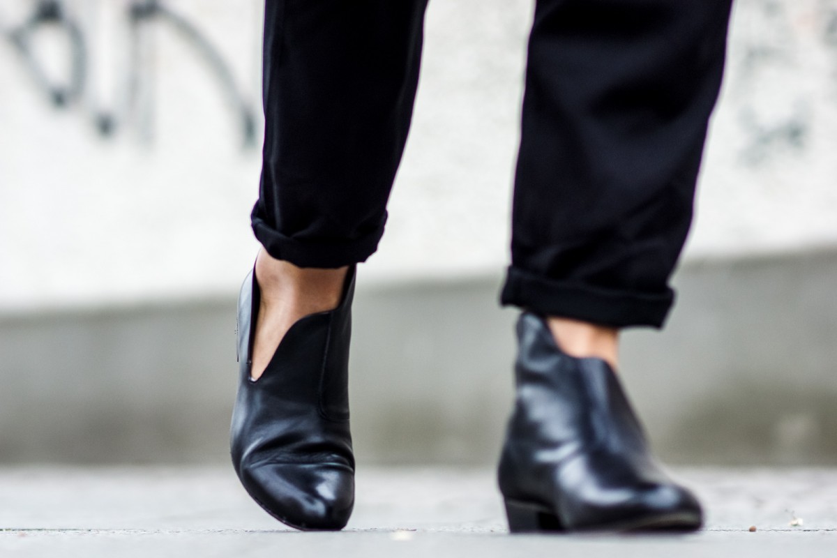 Schwarze Boots mit Cut Out