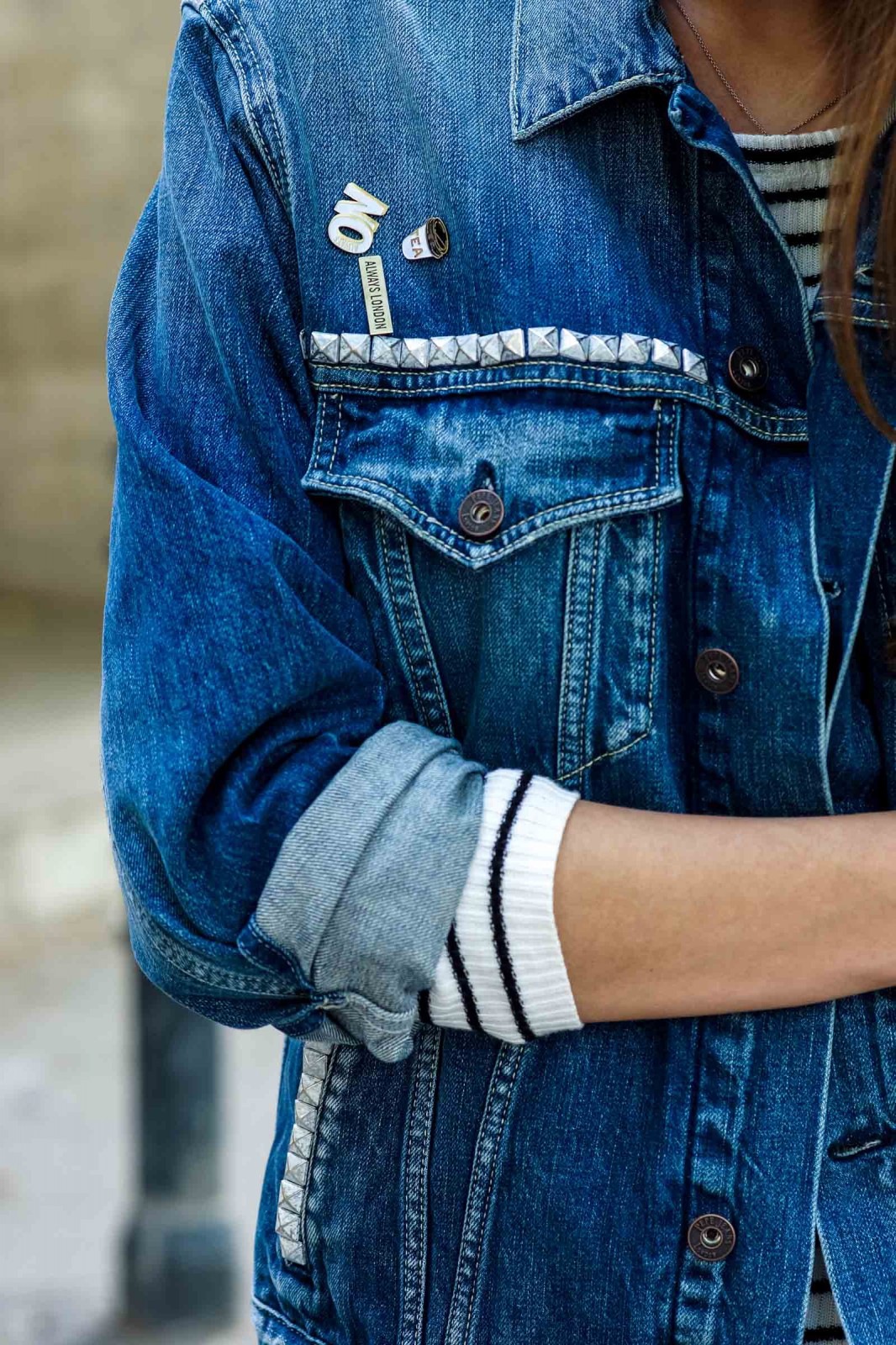 Jeansjacke mit Pins