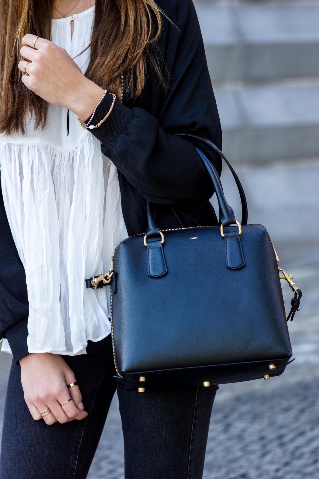 How to wear a black bag