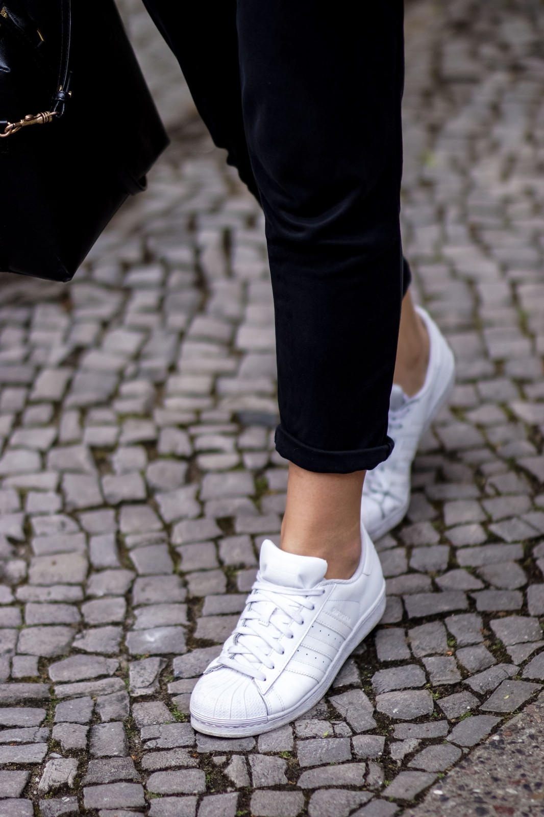 How to wear white sneakers