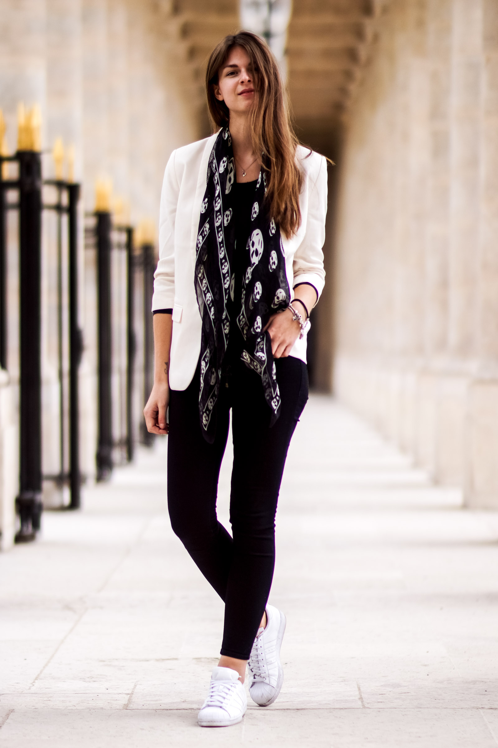 Black blazer white sneakers outlet