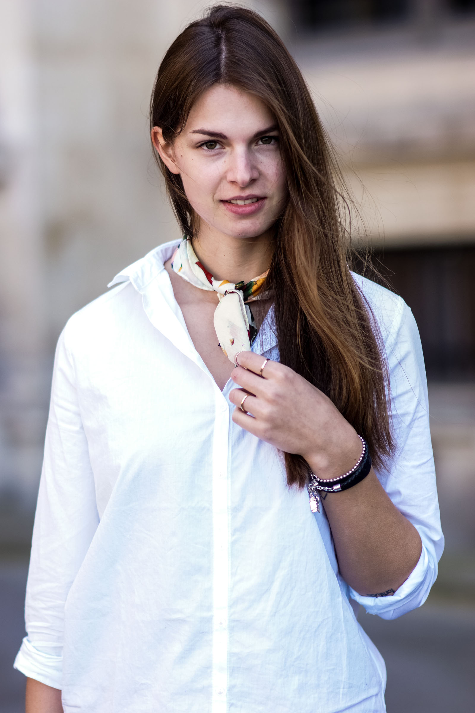 Paris Outfit #3 - Weißes Shirt und Halstuch