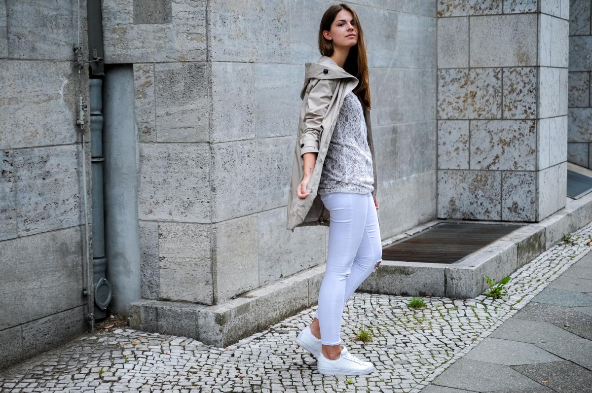 How to wear white sneakers