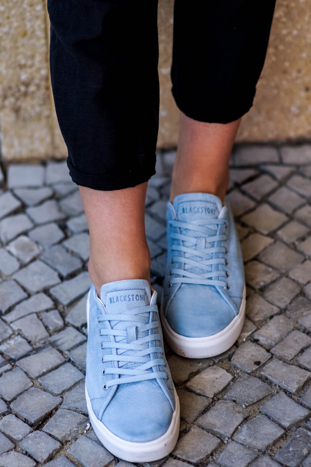 How wear Blue Sneakers