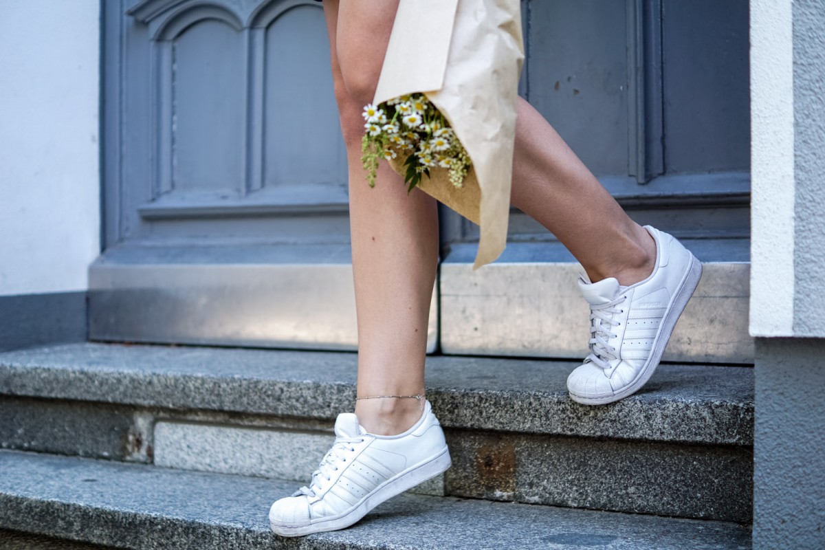 How to wear white sneakers