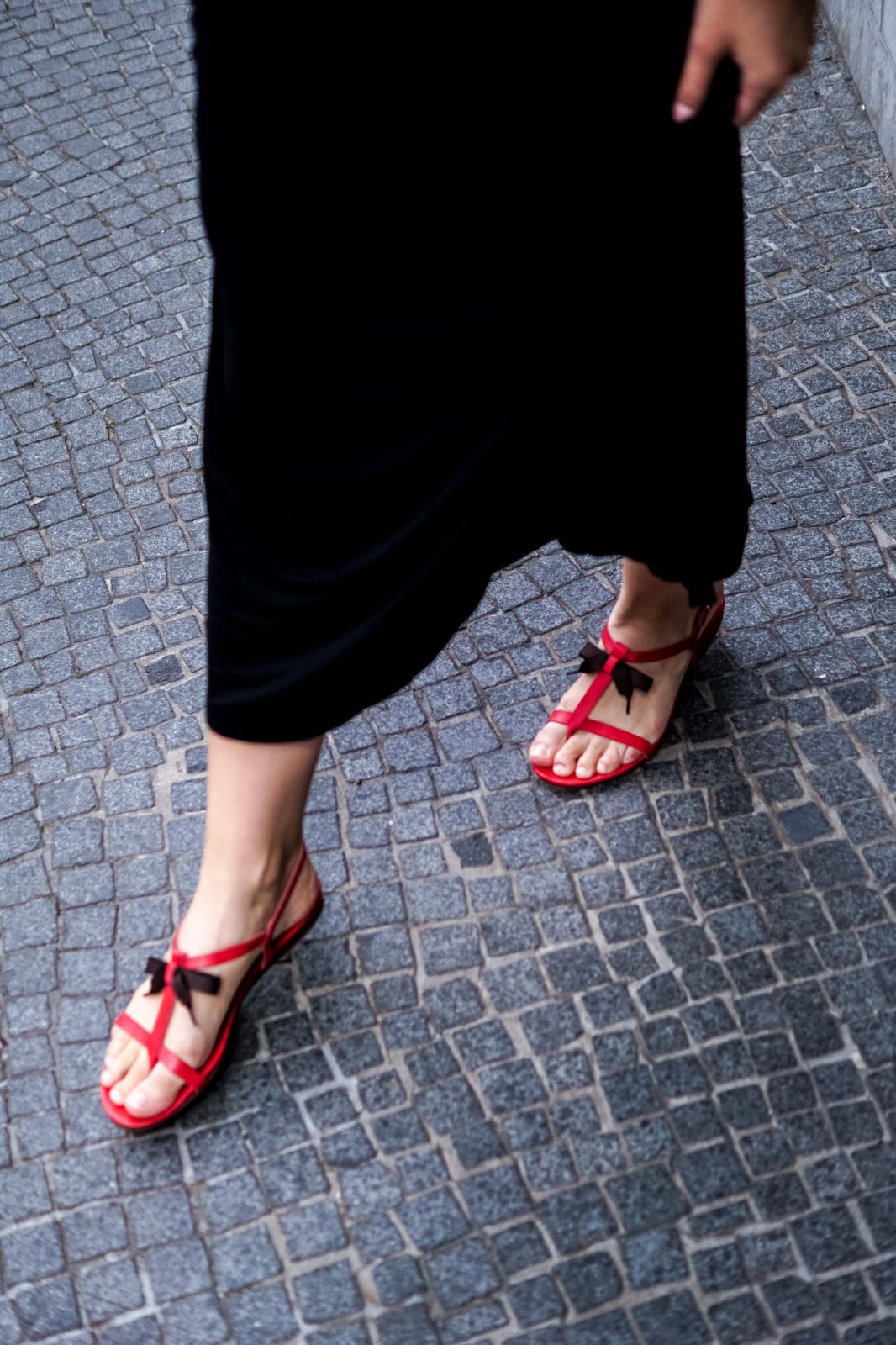 How to wear red sandals