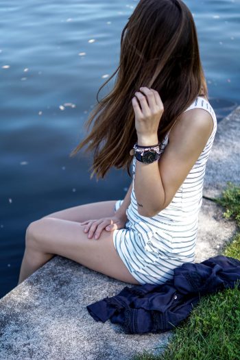 Gestreiftes Set am Ufer