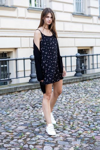 Stan Smith mit Klettverschluss und Blumenkleid