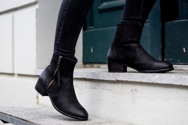 How to wear black boots