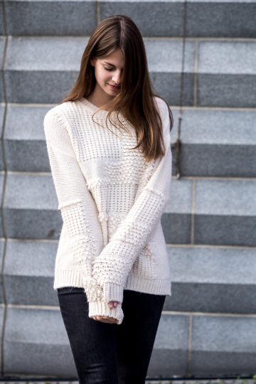 Wie trägt man einen weiÃen Pullover