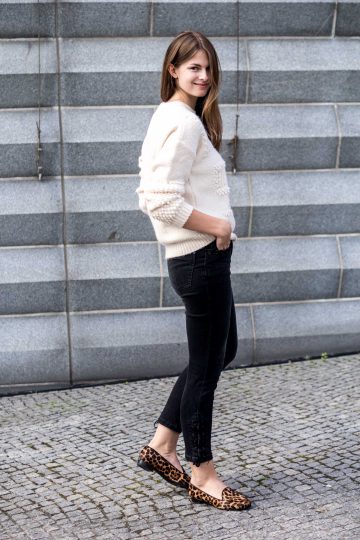 schwarze Jeans mit Schnürung an der Seite