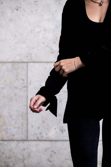 Jacket with knotted sleeves