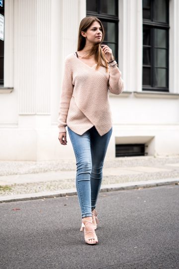Wie trägt man eine blaue Jeans