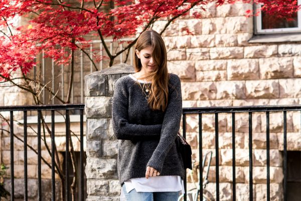 Grauer Pullover