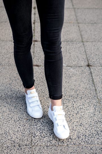 How to wear white sneakers