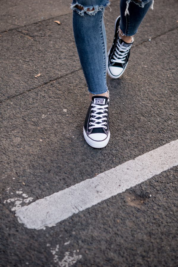 How to wear black Sneakers