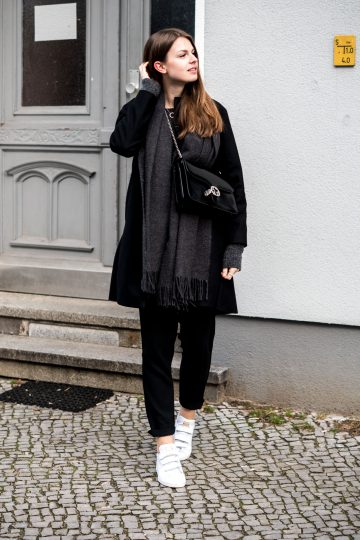 fast komplett schwarzes Outfit